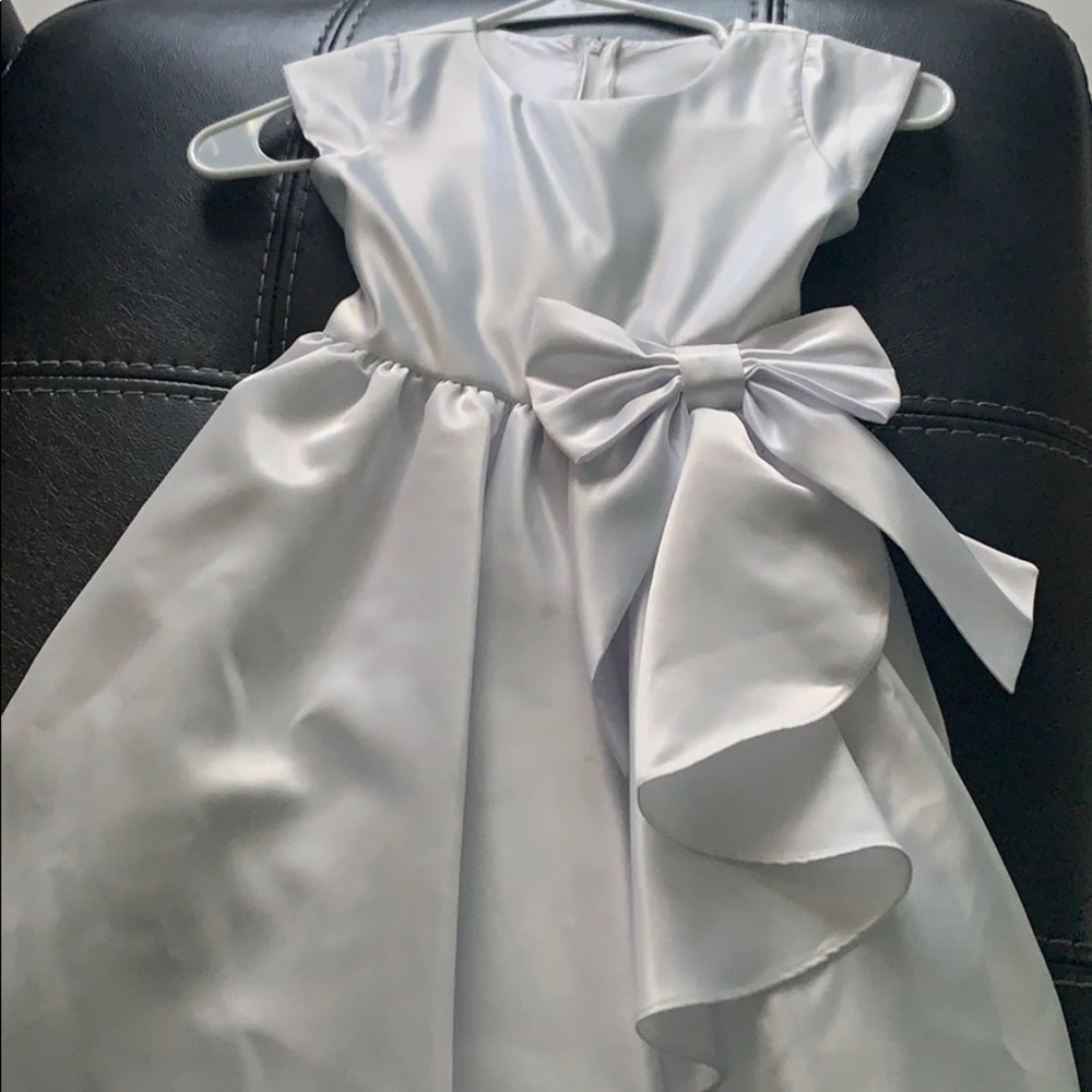 Selling a white dress first communion dress